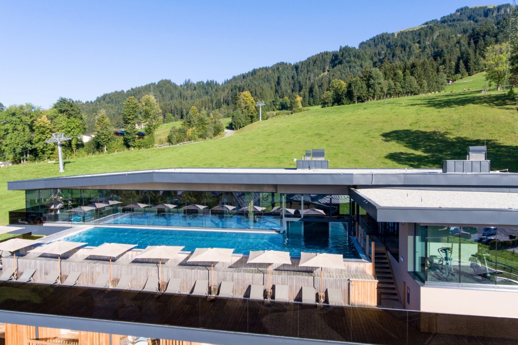 Hotel Penzinghof - Terrasse Pool in Oberndorf in Tirol