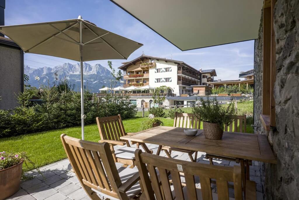 Idyllischer Luis-Garten im Hotel Penzinghof mit Blick auf die umliegenden Berge