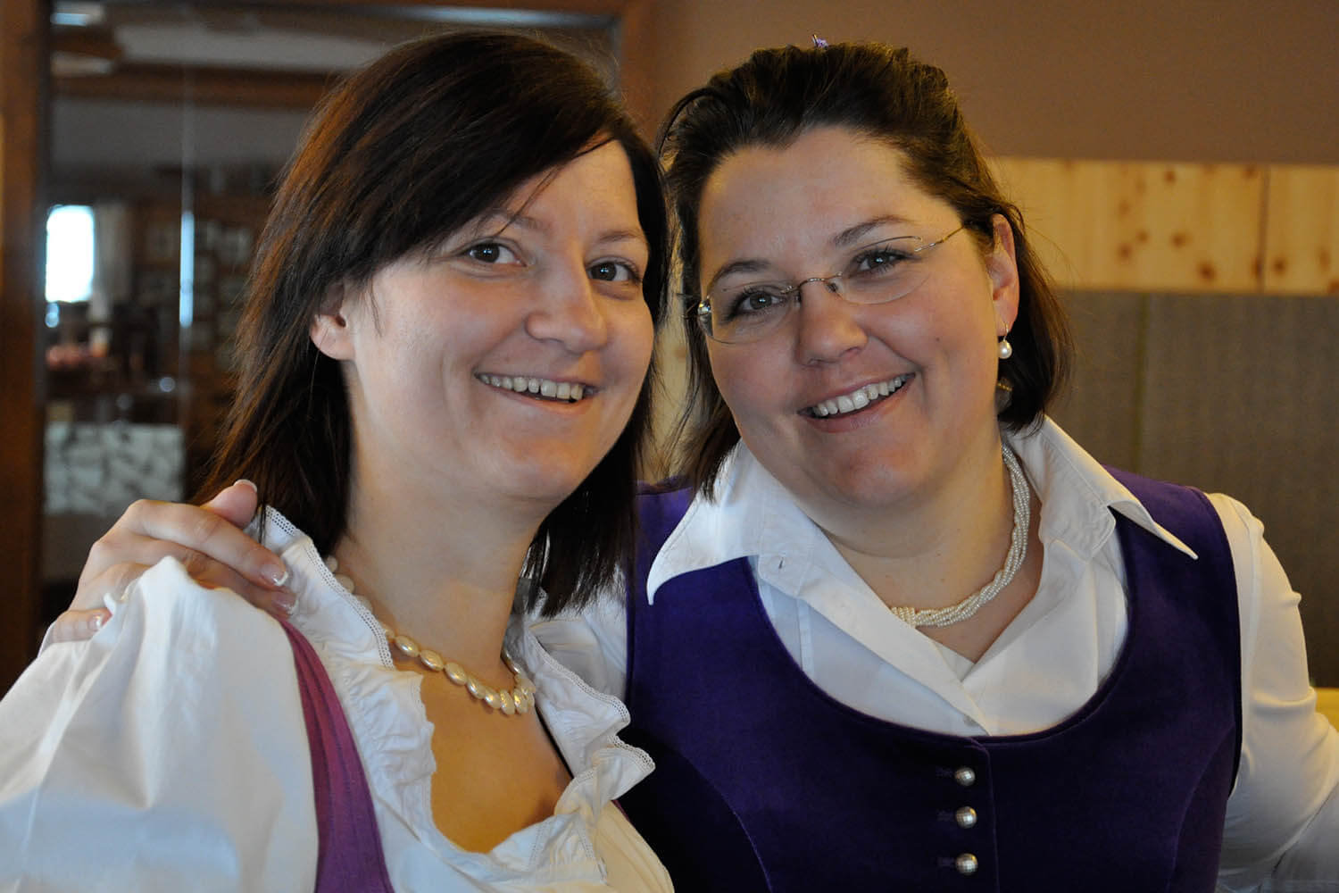 Barbara und Christine Lindner bei der offiziellen Übergabe des Penzinghofs 2003.