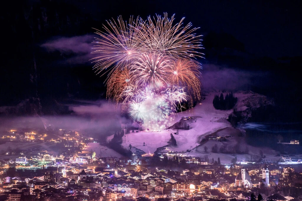 Feiernde Menschen bei Silvesterparty im Hotel Penzinghof, Buffet und festliche Dekorationen