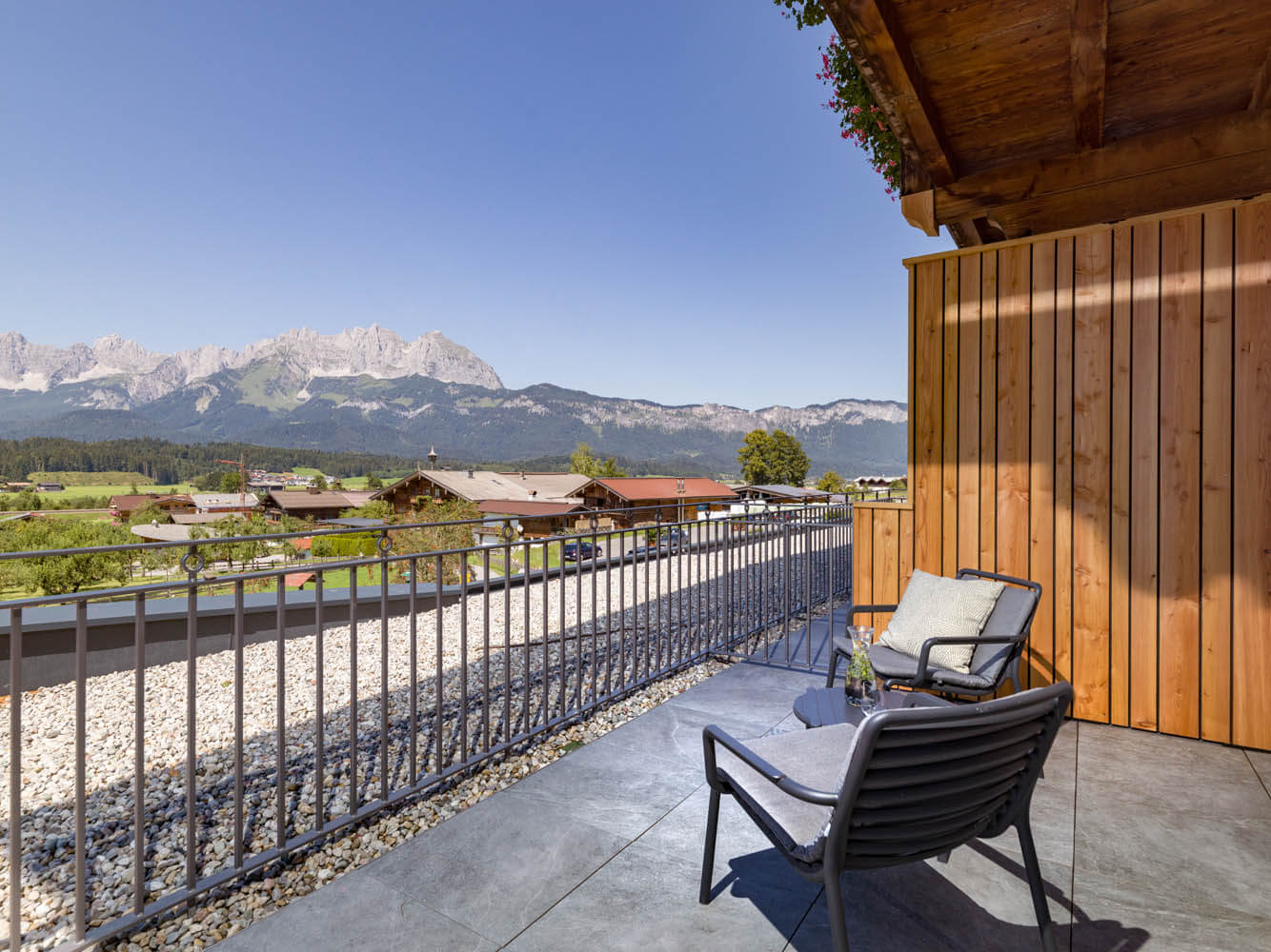 Balkon mit Blick auf die Tiroler Alpen und umliegende Landschaft des Hotel Penzinghof.