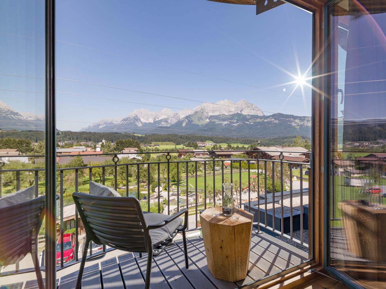 Balkonblick auf die malerischen Tiroler Alpen und den Garten des Hotel Penzinghof.